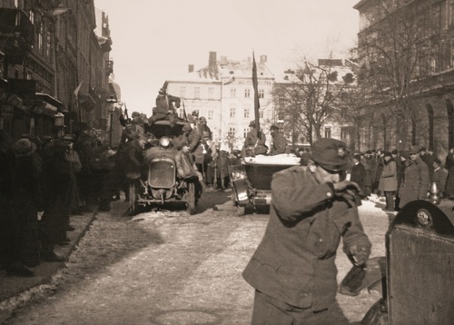 Żołnierze na samochodach na rynku miejskim we Lwowie. Listopad 1918 r. Fot. NAC