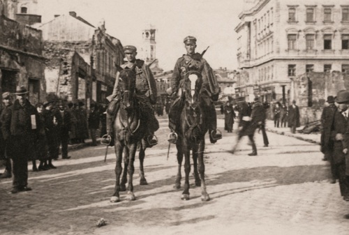 Polski patrol na ulicy Stanisławowa. Maj 1919 r. Fot. NAC