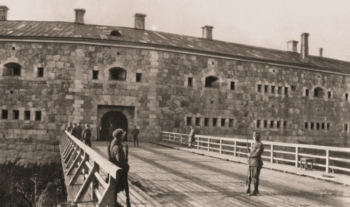 Polska warta przy wjeździe do zdobytego fortu dźwińskiego (Dyneburg). Październik 1919 r. Fot. NAC