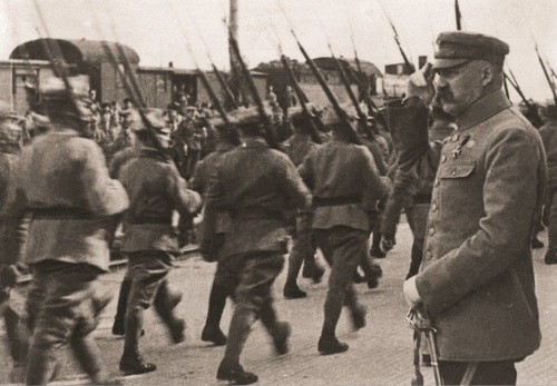 Naczelnik Państwa Józef Piłsudski wśród żołnierzy na froncie galicyjskim. 1919 r. Fot. NAC