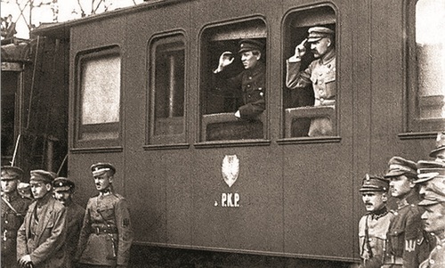 Spotkanie Naczelnika Państwa Józefa Piłsudskiego i atamana Symona Petlury w pociągu.  Winnica, 1920 r. Fot. NAC