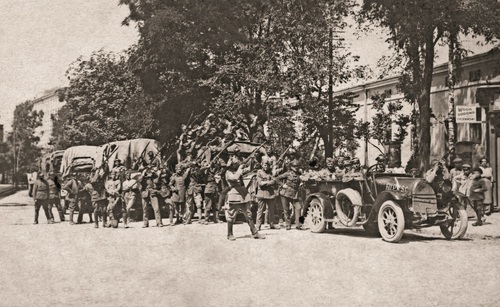 Kolumna wycofujących się oddziałów polskich w Tarnopolu. Lipiec 1920 r. Fot. NAC