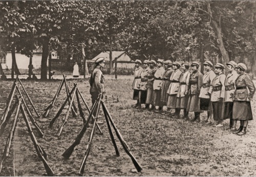 Ochotniczy oddział kobiecy podczas musztry. Lato 1920 r. Fot. NAC