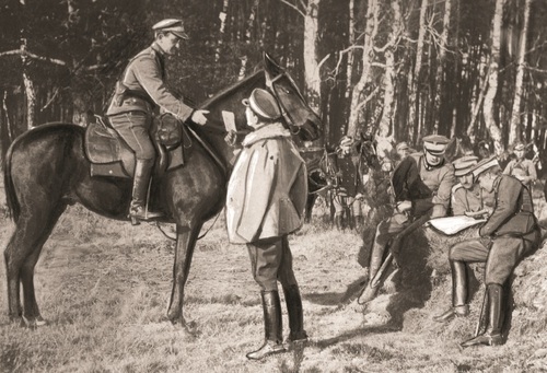 Oddział polskiej kawalerii. Przekazanie meldunku. 1920 r. Fot. NAC