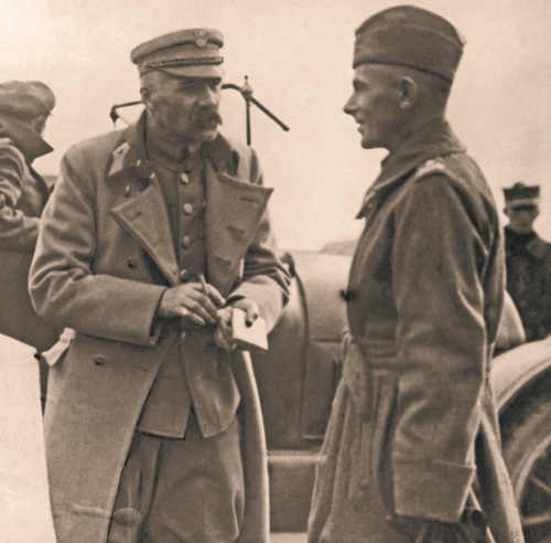 Naczelnik Państwa Józef Piłsudski podczas rozmowy z gen. Edwardem Rydzem-Śmigłym. 1920 r. Fot. NAC