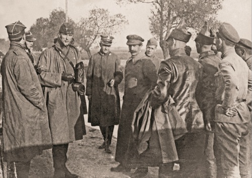 Członkowie polskiej delegacji przed wyjazdem na rokowania w Mińsku. Po prawej przedstawiciele Armii Czerwonej. Sierpień 1920 r. Fot. NAC