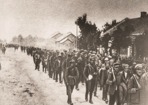 Bitwa warszawska. Jeńcy rosyjscy wzięci do niewoli pod Radzyminem.  15 sierpnia 1920 r. Fot. NAC