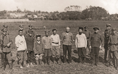 Grupa jeńców rosyjskich pod strażą polskich żołnierzy. 1920 r. Fot. NAC
