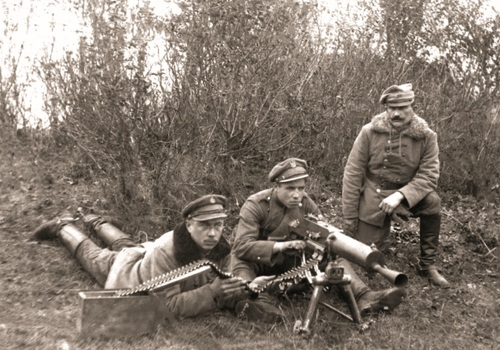Żołnierze 8. Pułku Ułanów. Obsada ciężkiego karabinu maszynowego Schwarzlose wz. 07/12. 28 listopada 1920 r. Fot. NAC