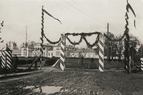 Przystrojona brama wjazdowa do koszar Batalionu KOP „Snów”. Dziesięciolecie utworzenia KOP. Snów,  październik 1934 r. Fot. NAC