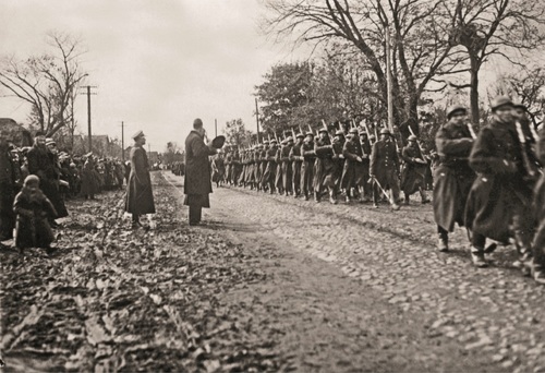 Defilada Batalionu KOP „Snów”, z okazji dziesięciolecia utworzenia KOP. Snów, październik 1934 r. Fot. NAC