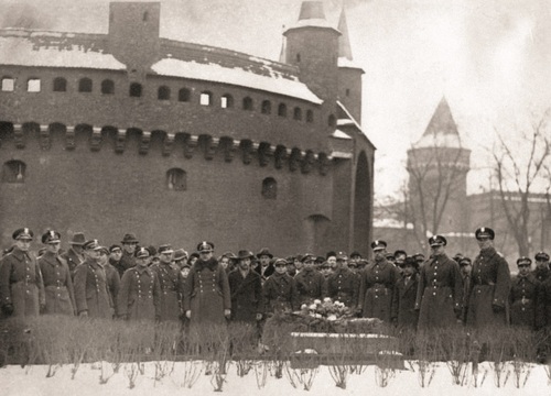 Żołnierze KOP i członkowie Związku Strzeleckiego podczas rocznicy wybuchu powstania styczniowego. Kraków, styczeń 1935 r. Fot. NAC
