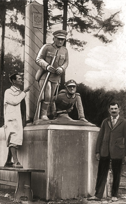 Pomnik wdzięczności ludności kresowej dla KOP ufundowany w Sapożynie. Sierpień 1930 r. Fot. NAC