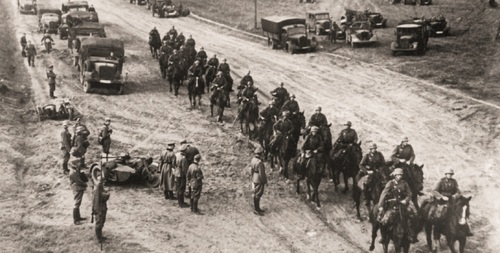 Niemiecka kawaleria i kolumny  zmotoryzowane w marszu przez Polskę.  XIX korpus gen. Heinza Guderiana. Wrzesień 1939 r. Fot. NAC