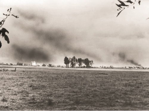 Płonąca wieś pod Warszawą, podpalona  przez wojska niemieckie. Wrzesień 1939 r. Fot. NAC