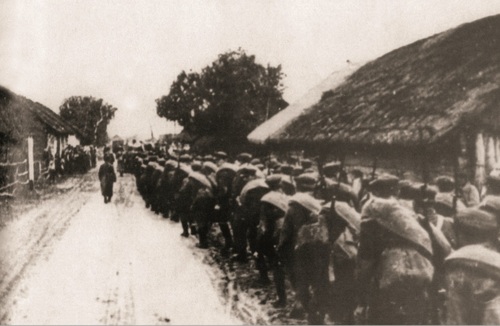 Armia Czerwona wkracza do wioski w rejonie Mołodeczna na Wileńszczyźnie. 17 września 1939 r. Fot. IPN