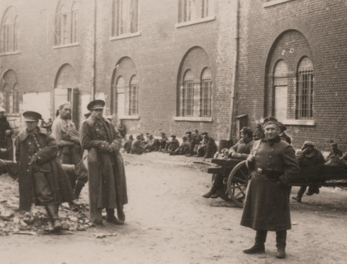 Żołnierze KOP wśród jeńców przetrzymywanych przez Niemców w twierdzy Dęblin. 1939 r. Fot. Ze zbiorów Artura Ochała