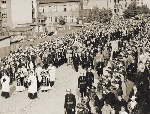 Kondukt pogrzebowy z trumną Wojciecha Korfantego, Katowice, 20 VIII 1939 r. Fot. NAC