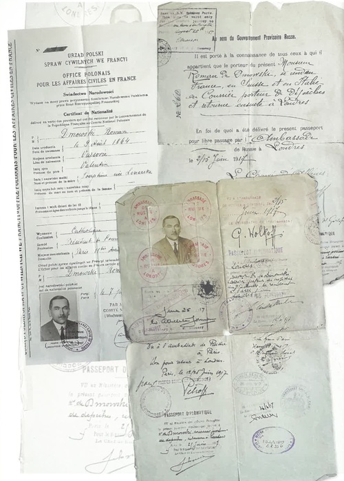 Dokumenty nadające Romanowi Dmowskiemu status dyplomatyczny, wystawione przez władze francuskie w latach 1916-1919. Fot. Muzeum Niepodległości