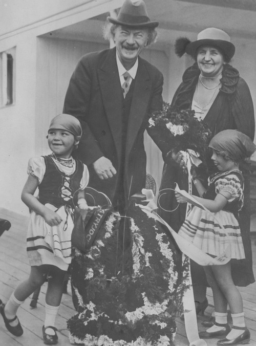 Ignacy Jan Paderewski z żoną Heleną w towarzystwie dziewczynek w strojach ludowych, 1927 r. Fot. NAC
