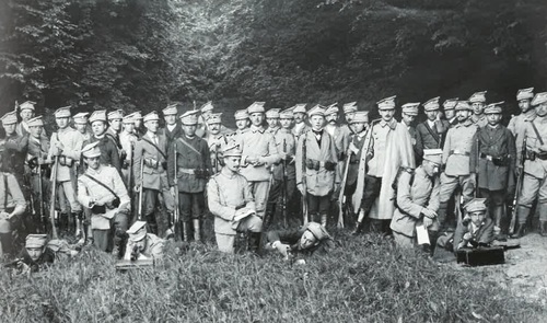 Żołnierze Legionu Wschodniego ćwiczą strzelanie z karabinów. Dublany k. Lwowa, lato 1914 r. Fot. WBH