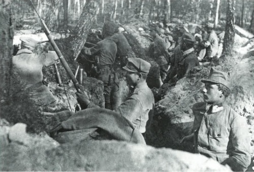 Żołnierze II Brygady Legionów Polskich w okopie - pozycje nad Styrem, na Wołyniu. Fot. WBH