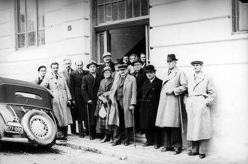 Wśród uchodźców polskich w Suczawie. W środku Józef i Aleksandra Hallerowie. Obok żony generała Karol Popiel, wrzesień 1939 r. Fot. NAC
