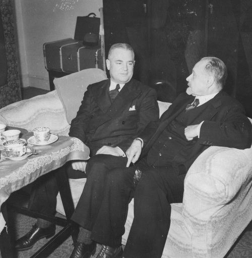 Generał Józef Haller i prezes Kongresu Polonii Amerykańskiej Karol Rozmarek. Londyn, przełom października i listopada 1946 r. Fot. NAC