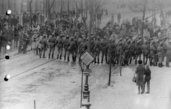 Czemu stan wojenny wprowadzono dopiero w nocy z 12 na 13 grudnia 1981 r.?