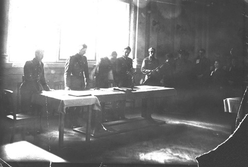 Proces członków organizacji konspiracyjnej Jana Kempińskiego „Błyska”, maj 1946 r. Poznań – skład orzekający. Fot. AIPN