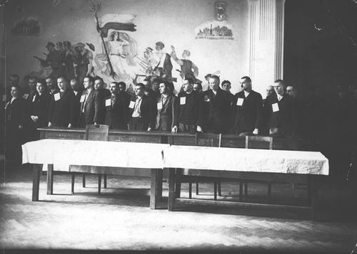 Proces członków organizacji konspiracyjnej Jana Kempińskiego „Błyska”, maj 1946 r. Poznań – oskarżeni. Warto zwrócić uwagę, że podsądni mają na piersiach przypięte kartki z nazwiskami. Fot. AIPN