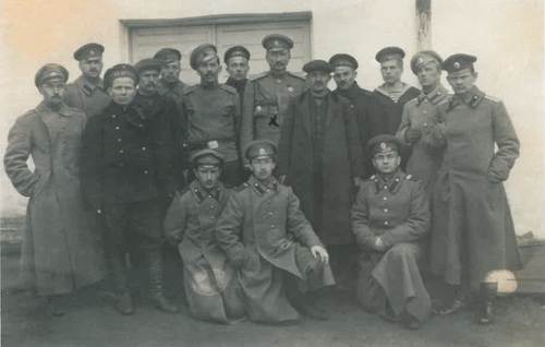 Generał Dowbor-Musnicki w otoczeniu delegatów Rad Robotniczych i Żołnierskich w sztabie I Armii Rosyjskiej w 1917 r. Fot. Biblioteka Narodowa