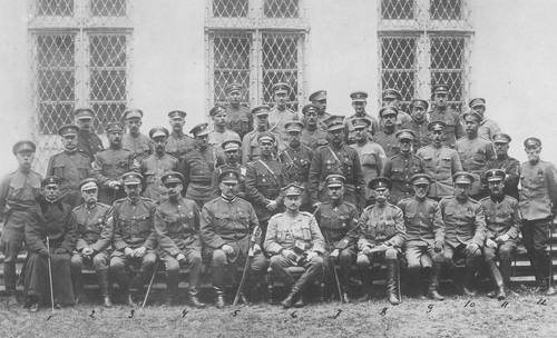 Dowódcy oddziałów I Korpusu Polskiego z generałem Józefem Dowborem-Muśnickim (siedzi 6. z lewej), Bobrujsk 1917 r. Fot. NAC