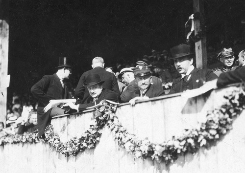 Generał Józef Dowbor-Muśnicki (siedzi w loży 2. z lewej) wśród obserwatorów wioślarskich mistrzostw Polski w Brdyujściu, 1925 r. Fot. NAC