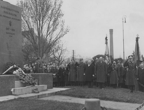 Generał Józef Dowbor-Muśnicki składający wieniec pod pomnikiem Dowborczyków na Wybrzeżu Kościuszkowskim w Warszawie, 1 listopada 1932 r. Fot. NAC