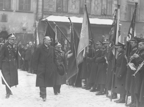 Generał Józef Dowbor-Muśnicki przechodzi przed pocztami sztandarowymi podczas uroczystości w Warszawie w 15 rocznicę powstania I Polskiego Korpusu Wschodniego, 13 marca 1932 r. Fot. NAC
