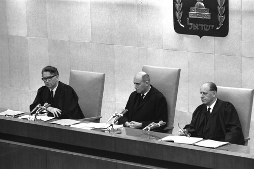 Sędziowie podczas procesu Adolfa Eichmanna (od lewej do prawej) Benjamin Halevi, Moshe Landau i Yitzhak Raveh. Fot. Wikimedia Commons/domena publiczna