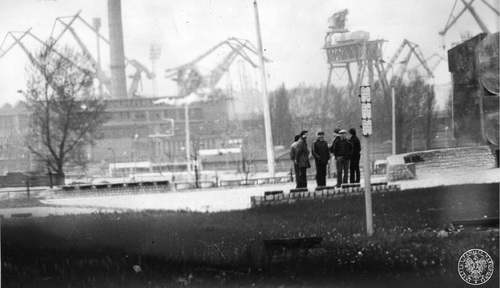 Plac przy pomniku Grudnia 1970 w Gdyni (po prawej stronie widoczny jest fragment pomnika). W tle zabudowania żurawie w stoczni im. Komuny Paryskiej, 1 maja 1982 r. Fot. AIPN