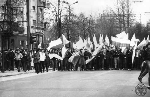 Czoło manifestacji idącej w dniu 1 maja 1982 r. w Gdyni (prawdopodobnie na ul. 10 lutego). Fot. AIPN