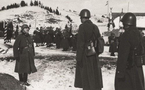 Składanie raportu podczas uroczystości powitania węgierskich oddziałów wojskowych na granicy polsko-węgierskiej  po zajęciu przez Węgry Rusi Zakarpackiej, marzec 1939 r. Fot. NAC