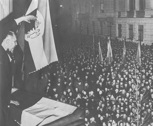 Demonstracja przed poselstwem węgierskim w Warszawie; w oknie budynku poselstwa poseł nadzwyczajny i minister pełnomocny Węgier András Hory, 16 marca 1939 r. Fot. NAC