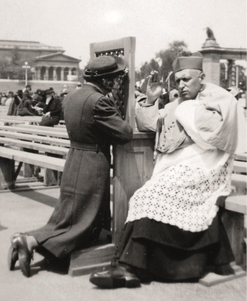 József Mindszenty spowiada podczas Kongresu Eucharystycznego  w 1938 r. Fot. Wikimedia Commons