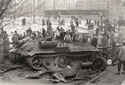 Unieruchomiony czołg sowiecki w Budapeszcie, 1956 r. Fot. Wikimedia Commons