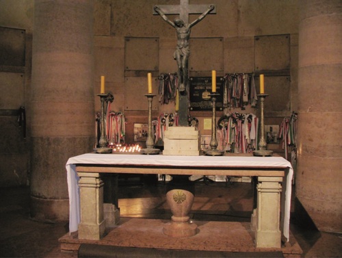 Grobowiec kard. Józsefa Mindszentyego w krypcie katedry w Ostrzyhomiu. Fot. Wikimedia Commons