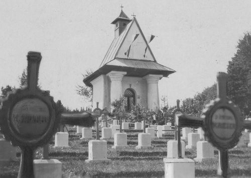 Cmentarz legionistów w Łowczówku na zdjęciu z okresu międzywojennego Fot. NAC