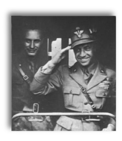 Ks. Carlo Gnocchi z generałem Luigim Reverberim przy wyjeździe na front rosyjski, 1942 Fot. Wikimedia Commons/domena publiczna