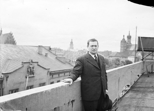 Stanisław Cat-Mackiewicz – redaktor naczelny wileńskiego „Słowa” w latach 20. XX w. Na fotografii z maja 1939 stoi na dachu Pałacu Prasy w Krakowie. Fot. NAC