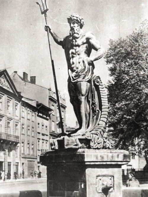 Studnia Neptuna na rynku we Lwowie. Zdjęcie niemieckie z lat czterdziestych. Fot. AIPN