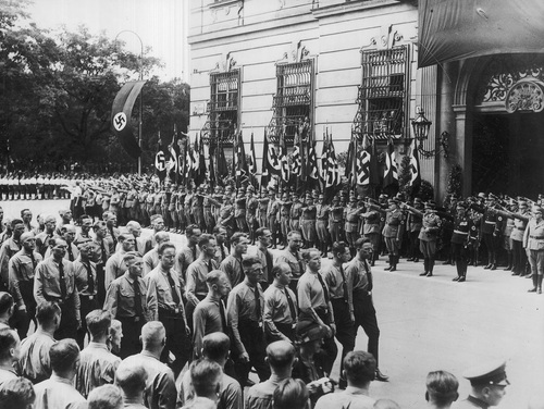 Defilada oddziału SS-Standarte 89 w Wiedniu. Przemarsz przed frontem Kancelarii Austrii, 25 lipca 1938 r. Fot. NAC
