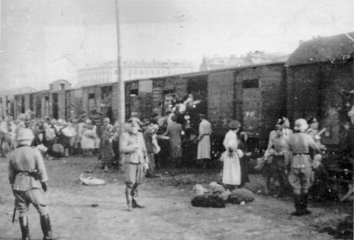 Żydzi z Getta w Warszawie w trakcie formowania transportu do obozu zagłady w Treblince. Fot. Wikimedia Commons/domena publiczna